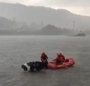 (Video) Rescate heroico: Bomberos salvan a Estrellita, una vaca arrastrada por el río en Quito