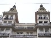 El edificio de avenida Corrientes con cúpulas gemelas: está vacío hace 20 años y las historias sobre quienes vivieron allí