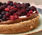 Cómo hacer una torta sin harinas, apta celíacos… de nuez, dulce de leche y frutos rojos