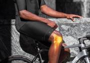 ¿Andar en bicicleta ayuda a aliviar el dolor de rodilla? Esto recomiendan los especialistas