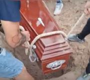 Video: enojo en un entierro, porque el cajón no entró en la fosa y los deudos se pusieron a cavar