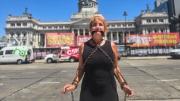 Nancy Pazos, encadenada y amordazada frente al Congreso en defensa del Estatuto del Periodista