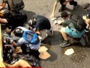 En medio de la calle y a la vista de todos, así armaban bombas molotov y las arrojaban a la policía