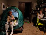 Rusia apagó la calefacción. Así que durmió en una carpa sobre su cama