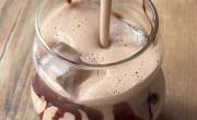 Receta refrescante para el verano: café mocca helado con salsa de chocolate, ideal para la merienda
