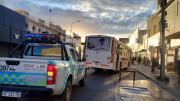 Choque entre colectivo y auto en pleno centro dejó una pasajera lesionada