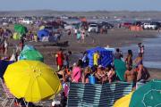 Carnaval frente al mar: cuánto cuesta alojarse en El Cóndor y qué se puede hacer en el balneario
