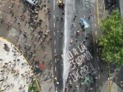 Violencia en el Congreso: manifestantes arrojan bombas molotov a la policía en medio del debate de la reforma laboral