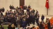 Escándalo en el Parlamento de Turquía: golpes de puño, empujones y gritos en la asunción del nuevo ministro de Justicia