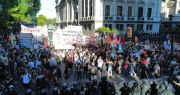 Incidentes frente al Congreso: el gobierno habló de “delincuentes organizados”