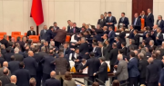 Escándalo en el parlamento turco: trompadas para todos, y un legislador con la nariz quebrada