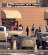 Hombre armado en Canadá mata a 9 personas y hiere a otras 25 en una escuela y una casa