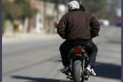 “Motochorros” atacan a jubilada de 68 años mientras esperaba el colectivo en La Banda