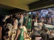 Escándalo en la Liga Nacional de Básquet: un jugador de Independiente de Oliva le tiró una botella al público de Ferro