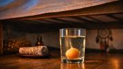 Para qué sirve poner un vaso con agua y huevo debajo de la cama al dormir y qué significa