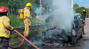 Bomberos voluntarios sofocaron las llamas que destruyeron un auto en cercanías del Estadio Único