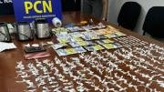 Allanaron dos casas donde acopiaban y vendían drogas en Godoy Cruz: secuestraron casi 600 dosis