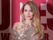 Con un vestido desnudo, Angelina Jolie paralizó la alfombra roja en París
