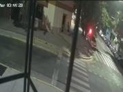 Dos jubilados españoles fueron asaltados y golpeados en Parque Chacabuco: les robaron hasta los ravioles del freezer