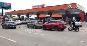 Previo al Carnaval, se registran filas en surtidores cruceños; Asosur advierte fallas logísticas de YPFB