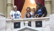 Familiares de víctimas de crímenes cometidos por menores, presentes en el recinto de Diputados