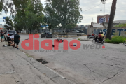 Choque entre una moto y una camioneta en avenida Rivadavia: dos jóvenes heridos