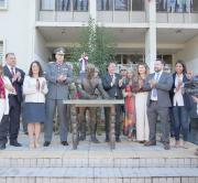 Talca: Pluma de O Higgins es depositada en manos de estatua del Prócer