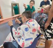 Jóvenes bajo la sanción de Libertad Asistida Especial llevan alegría a hogar de adultos mayores de Fundación Las Rosas