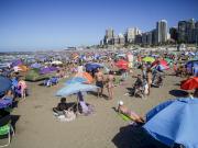 Buen tiempo y mucha gente: así esperan al fin de semana que podría salvar el verano en Mar del Plata