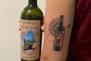 Más que 100 puntos Parker: el mensaje del vino tucumano que terminó tatuado en el brazo de una joven francesa