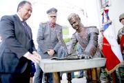 Con postura de pluma en estatua de bernardo o’higgins Se inició celebración de la independencia en el maule