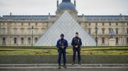 Otro escándalo en el Louvre: una red de guías falsos estafó millones de dólares durante una década