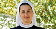Vaticano: Papa designa a monja croata de 36 años como viceportavoz