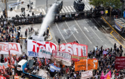 Protesta en Buenos Aires termina en batalla campal por reforma laboral