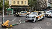Dos taxistas chocaron en 18 de Julio: uno de ellos cruzó con luz roja del semáforo