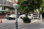 Taxis chocaron en 18 de Julio y uno de ellos derribó un semáforo: hay desvíos en la zona