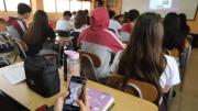 Ley que prohíbe el uso de celulares en colegios empieza en marzo: Qué dice y cuáles son las excepciones