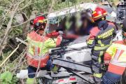 Camión cae desde un puente en Guayllabamba y deja una persona atrapada, hay cierres viales
