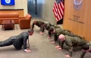 Enfluzado, el embajador Mike Waltz pone a prueba a los marines con una sesión de flexiones -