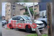 Un poste cedió y casi destroza un auto en Sarmiento casi Av. Colón