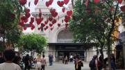 San Valentín sustentable: el Mercado Norte instala 400 corazones rojos de economía circular