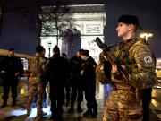 Extraño incidente en París: balearon a un hombre que intentó acuchillar a un policía en el Arco del Triunfo