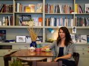 La inmigrante a la que salvaron los libros: trajo 80 en cuatro valijas y cumplió su sueño de un café literario