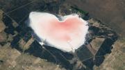 La NASA reveló una laguna con forma de corazón rosa en la Argentina