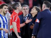 El ataque de furia de Matías Almeyda en España: explotó contra el árbitro tras ser expulsado en el empate de Sevilla y Alavés