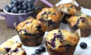 Una delicia para acompañar el mate: receta de muffins de arándanos y limón, esponjosos por dentro y crocantes por fuera