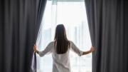 Por qué las cortinas oscuras calientan más tu casa y para qué sirven las láminas reflectantes