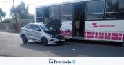 Fuerte choque entre un colectivo de la Red Tulum y un auto en Chimbas