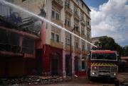 Incendio en Guayaquil: bomberos cumplen 80 horas en Multicomercio
