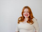 Es ciega, le enseña a maquillarse a personas con discapacidad visual y creó su propia marca inclusiva: la historia de éxito de Lucy Edwards